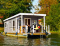„Bungalowboot“ auf dem Scharmützelsee. Dieser Typ bietet viel Platz und lässt sich auch ohne Führerschein steuern