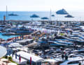 Willkommen in Cannes: Im alten Hafen machen die größeren Motoryachten fest. Was nicht mehr hineinpasst, liegt draußen vor Anker.
