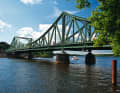Einst Symbol der Trennung von Ost und West: die Glienicker Brücke, heute sogar mit Sportbootanleger.