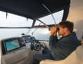 Noch unter der englischen Küste: Der Autopilot hält uns auf Kurs über den Ärmelkanal, der Plotter zeigt die anderen Fahrzeuge in der Umgebung an. Trotzdem greift man oft zum Fernglas – um Netzbojen und Leinenmarkierungen voraus im schwachen Morgenlicht nicht zu übersehen