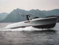 Die Yacht trägt eine silber-rote Metallic-Lackierung, die an Castellaccis Ferrari LMGT3 Evo angelehnt ist.