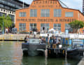 In der Halle im Stadtteil Eriksberg gibt es auch Aussteller für Ausrüstung. Davor liegen die Hochgeschwindigkeitsboote für ihre nächste Testfahrt bereit