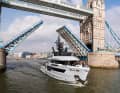 Der 44 Meter lange CDM-Explorer MAVERICK während eines Stopps in London.