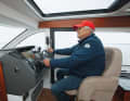 Standard: chart plotter and compass on the ergonomically designed operator's platform