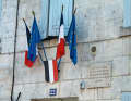 Flaggenschmuck am Geburtshaus von Francois Mitterrand in Jarnac.