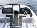 Das Cockpit der Bayliner V22.