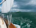 Test für Boote und Besatzungen: Segel- und Motoryacht bei acht Beaufort in schwerer See