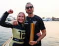 Emma Kimiläinen (FIN) und Sam Coleman (GBR) vom Team Brady feiern ihren Rennsieg.