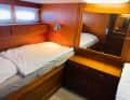 The original bed on the starboard side is located on the tank and is only 90 cm wide. Built-in cupboards and doors prevent an extension to the side of the boat