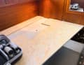We use a 20 mm thick plywood panel made of maritime pine as the new base plate for the double bed. The necessary cut-outs, in our case for the inspection hatch to the tank, are sawn out with a jigsaw. Then bevel the panel to suit the conditions and fix it in place with 4 mm screws