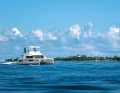 Die leuchtenden Farben der Karibik begleiten uns: Unser Moorings 434 Powercat vor Great Guana Cay
