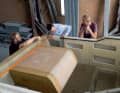 Schritt 1: Begutachtung des Refit-Bootes und Besprechung der anstehenden Arbeiten. GFK-Schäden werden markiert