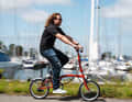 The Brompton is the folding classic from England, and even the three-speed version is comfortable to ride. In addition to the pannier rack, a handlebar bag can be fitted, turning the Brompton into a packhorse. There are various equipment variants to choose from