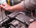 Der Ölwechsel beim Motor sollte nicht vergessen werden