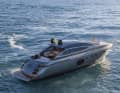 The tender can easily be lowered into the water thanks to the lowerable bathing platform.