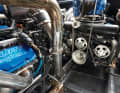 662 SCI COMP: Mit der blauen Lackierung, den Aluminium-Riemenrädern und den polierten Edel­stahl-Fächerkrümmern machen die drei Mercury-Racing-Motoren aus dem Motorraum ein Gesamt­kunstwerk. Dank des großen Deckels gelangt der Me­chaniker problemlos selbst in den hintersten Winkel