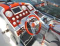 The two Ilmor inboard engines are well under control from the very sportily designed driving position (left), so that everything can be operated safely even at very high speeds.