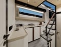 Die Treppe ins Unterdeck. Natürlich auch aus Carbon.
