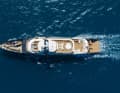 Das geradlinige Exterieur stammt von Vripack Yacht Design. Die Niederländer waren zudem an der vorläufigen Konstruktion und an der Ausarbeitung des Layouts beteiligt.