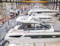 Sur la chaîne de production : fabrication de bateaux à moteur chez Bavaria