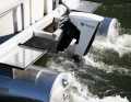 Der neue Motor mit 6 KW Leistung auf einem Pontonboot