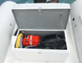 Valiant 550 Sport: The double bench is tightly upholstered and serves as a storage compartment.