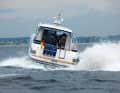 Ob bei Kurven- oder Gerade­ausfahrt, der Skipper hat alles gut im Griff