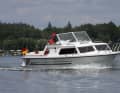 Wasserwandern mit 15-PS-Boot auf der Mecklenburgischen Seenplatte.