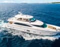 Offenes Vergnügen für die Bahamas: Diese 30 Meter  lange Horizon E98 steuert der  Kapitän ausschließlich auf dem Brückendeck. Die Werft bietet sie auch mit geschlossener Skylounge an. Den Speed von rund 20 Knoten liefern zwei Cat-Aggregate