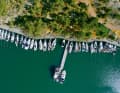Typical Scandinavia: with neighbours at the mooring buoy and bow to the jetty. Longside moorings, as here in Käringsund, are the absolute exception in the area. We have made ourselves comfortable at the bottom right