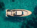 Blick von oben auf die 13 Meter lange Motoryacht
