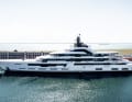 Amels dockte das 120 Meter lange Full-Custom-Projekt „Tanzanite“ in Vlissingen aus. Die Heißarbeiten des Flaggschiffs in spe wurden am Damen-Standort im rumänischen Werftstandort Galati vorgenommen. Im Juni 2023 ging es in die Niederlande.