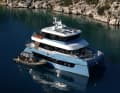 It’s all there: a saloon, three guest suites and an enclosed flybridge provide the ideal conditions for longer voyages.