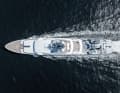 Das Pool-Rund auf dem Oberdeck ist geblieben. Dahinter parken drei Beiboote, darunter ein Wakeboard-Boot und ein dedizierter Tauch-Tender.