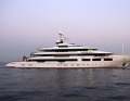 99. Dreamboat: Oceanco schweißte die Øino-Linien ohne Eigner, Arthur Blank (Gründer von Home Depot) unterschrieb 18 Monate vor Ablieferung und ließ das Disdale-Interieur nur minimal ändern. Es prägen Naturholz, Kalksteinböden, Pergament, Leder und Perlmutt. Die Linien prägen bodentiefe Fensterbänder und ein teils trapezförmig unterbrochenes Schanzkleid. Das Hauptdeck ziert ein Pool, Jacuzzis stehen auf dem Eigner- und Sundeck.