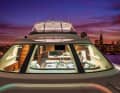 Wind protection, even in the Bahamas: the upper glazing protects the captain, the lower glazing protects the dinette
