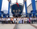 Hängende Yacht: Die Belegschaft der türkischen Werft feiert den Stapellauf.