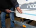 Anhand der von uns gezeichneten Markierungen, ziehen wir mit Klebeband eine gleichmäßige Linie