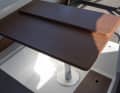 Der Salon: Backbord wurde ein Tisch mit Sitzbank eingebaut