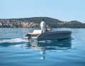 If you don't want to do without the comfort, the refrigerator and a folding bimini top, you have to pay extra