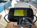 Das große 24-Zoll-Garmin-Display zeigt alle relevanten Daten an