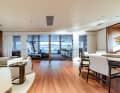 Hauptdeck: Der Salon zeigt ein  dezentes Design von Pulina Exclusive Interiors.