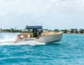 Topspeed läuft das  Acht-Meter-Boot satte  28 Knoten. Dabei liegt es  gut auf dem Ruder