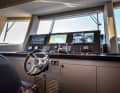 Die Brücke ist mit mehreren Bildschirmen für die Überwachung der Bordsysteme und der Navigation ausgestattet.