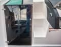 Access to the foredeck is via the centre passageway with sufficiently wide steps with an anti-slip structure.