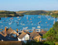 Blick über Salcombe auf das Kingsbridge Estuary, ein Mündungsdelta mit vielen Nebenarmen, die sich hier vereinen. Darunter Southpool Creek im Hintergrund. Platz für jede Menge Murings