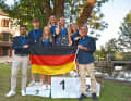 Eine Fahne  mit sieben Aufrechten, von links: Kenneth Eissler, Ben Zinn, Alessa Pieroth, Jacky Kirsch, Bonnie Zinn, Maja Mogge und Frank Zinn wurden 2022 im Team Germany  European Barefoot Champions