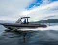 The Goldfish X9 is a RIB that is known for its quality and good sailing characteristics. We drove the boat in front of Floro, the headquarters of Evoy, the manufacturer of the e-drive