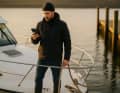 Smartdock im Praxistest: Der Skipper kann sich beim Hafenmanöver frei an Bord bewegen und Motor sowie Bugstrahlruder per Smartphone steuern.