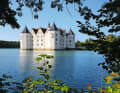 Über dem Tor von Schloss Glücksburg findet sich die Buchstabenfolge GGGMF – dahinter verbirgt sich das herzogliche Motto: "Gott gebe Glück mit Frieden"